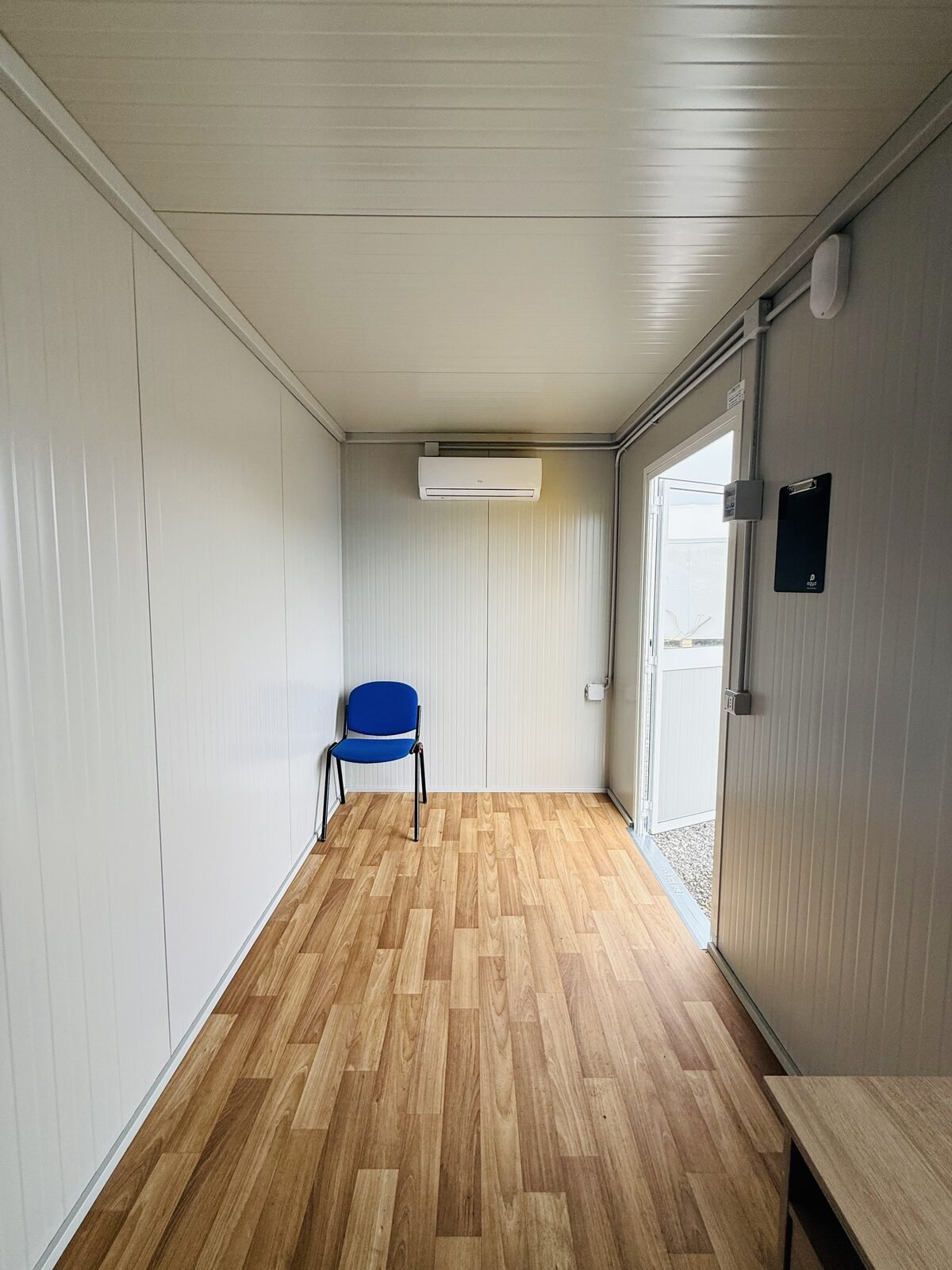 Thumbnail: Interno box con pavimentazione simil-legno