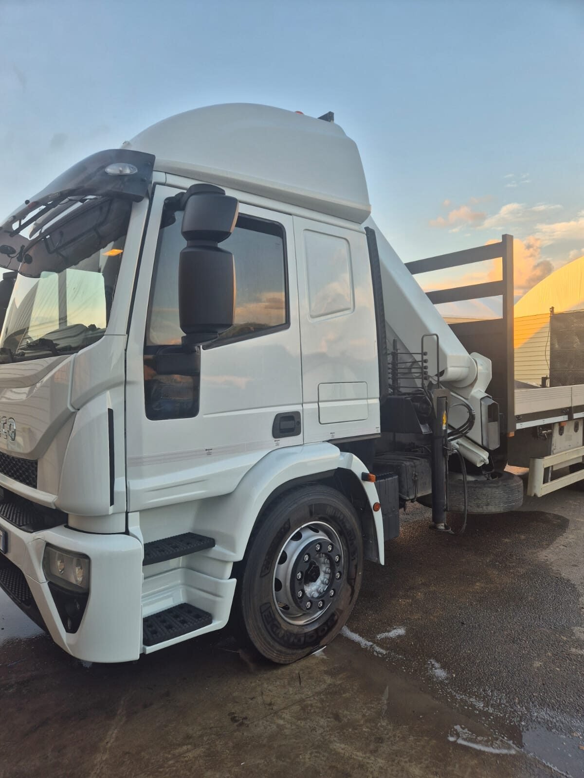 Thumbnail: Camion con pianale e gru