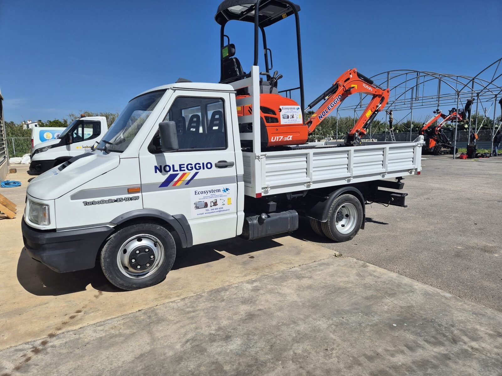 Thumbnail: Camion ribaltabile con miniescavatore caricato